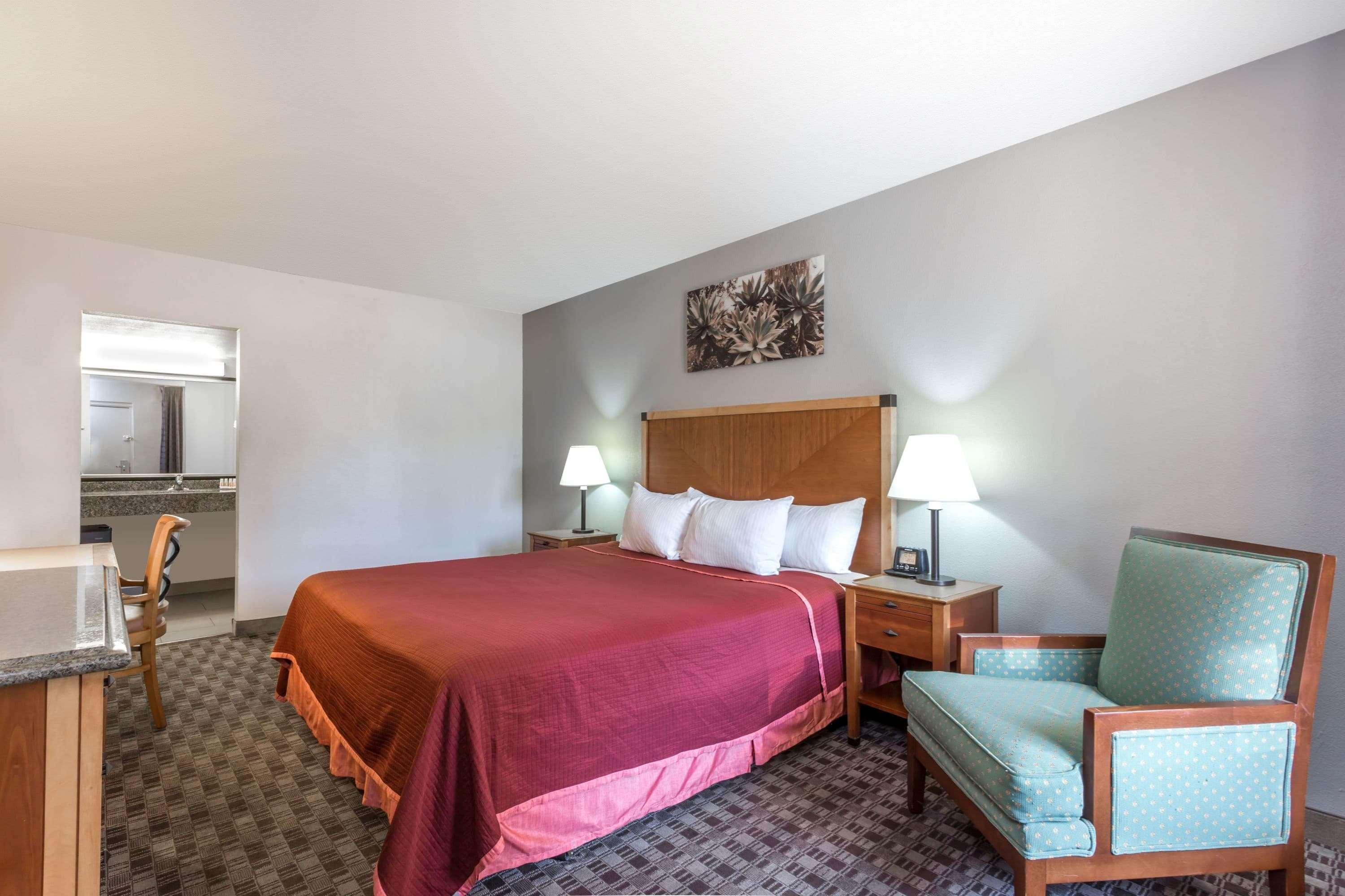 Howard Johnson By Wyndham Scottsdale Old Town Экстерьер фото